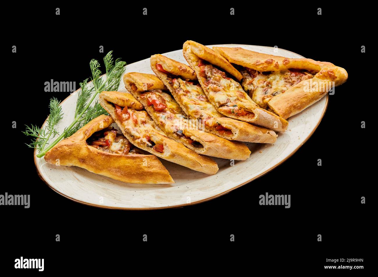 pizza vegetariana turca pide su sfondo nero isolato Foto Stock