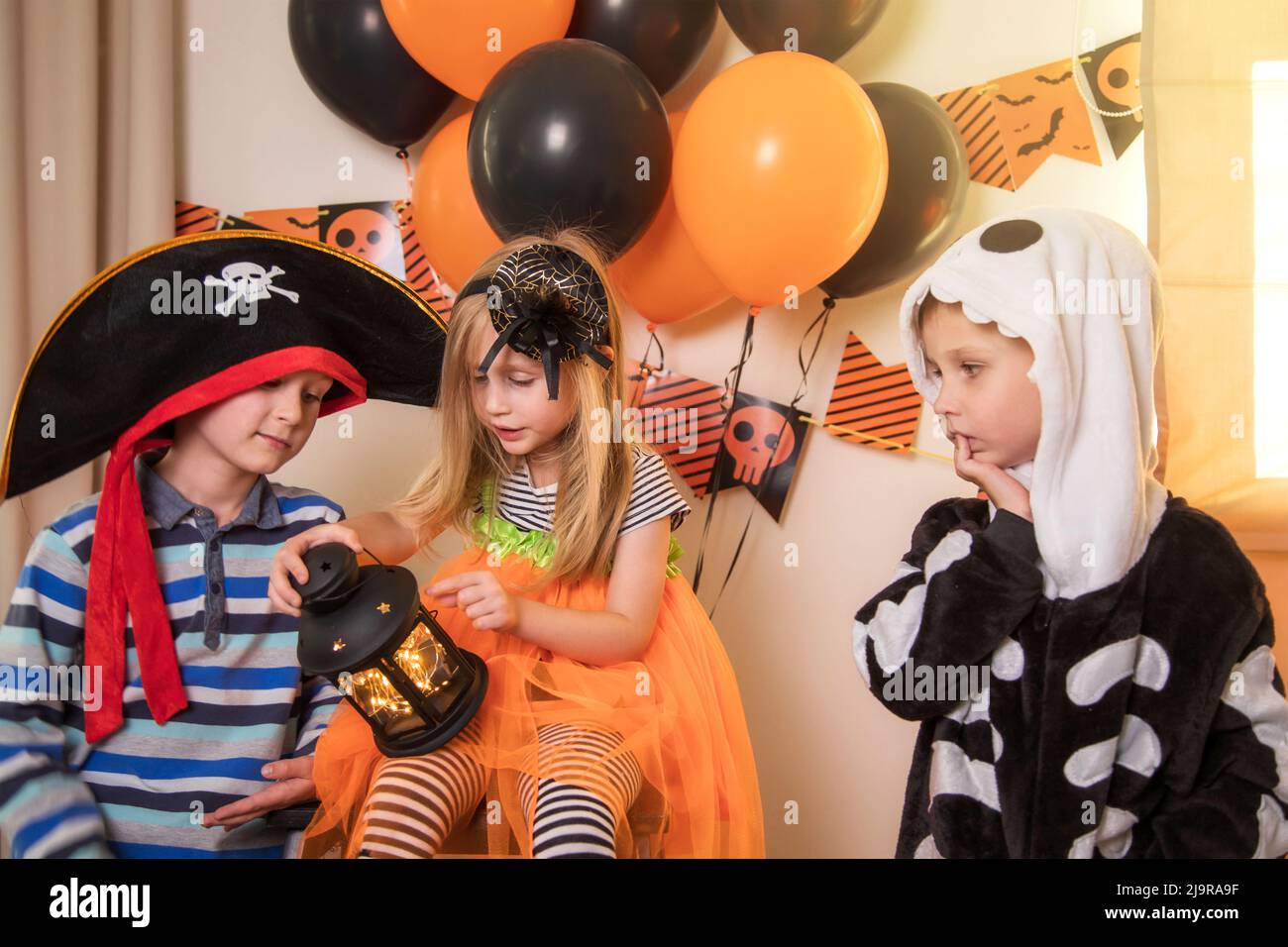 Primo piano, un gruppo di bambini alla festa di Halloween, in costumi a casa. Foto Stock