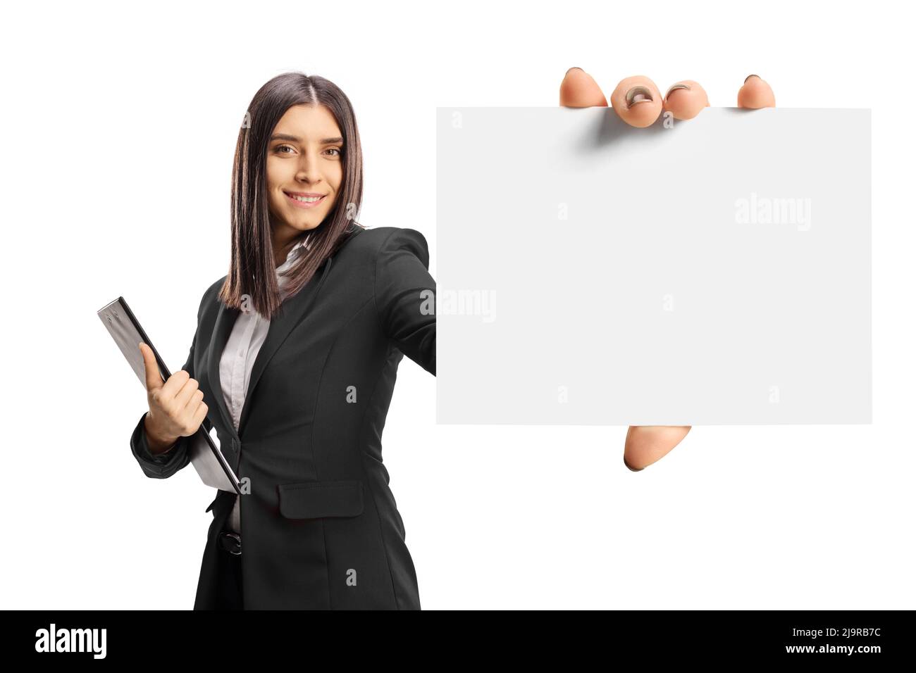 Donna d'affari che mostra una piccola carta bianca di fronte alla macchina fotografica e sorridente isolato su sfondo bianco Foto Stock