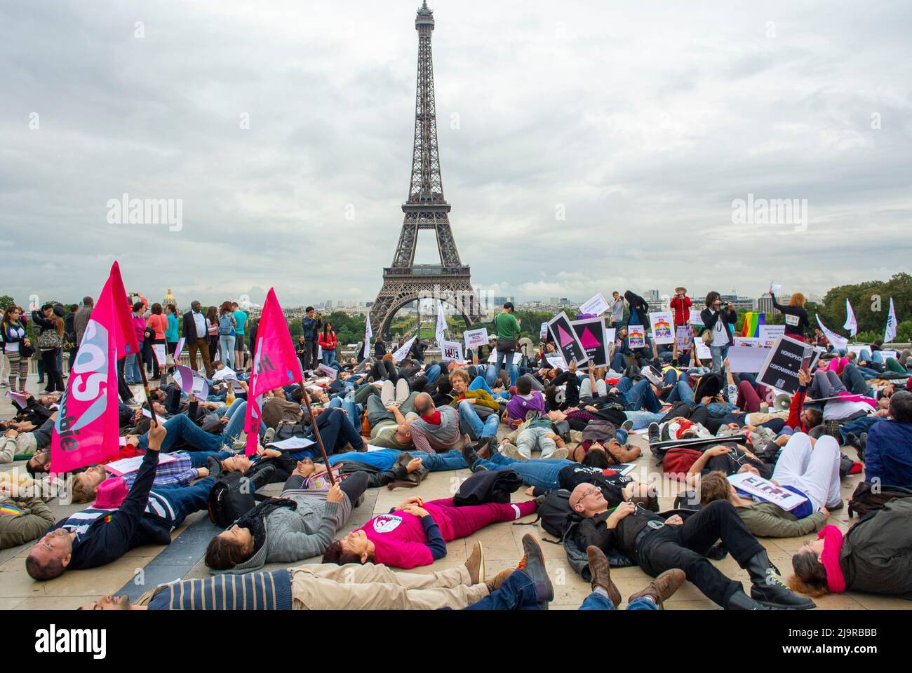 Parigi, Francia, una grande folla di persone, che posa in strada, Associazione LGBT, dimostrazione di omofobia SOS, protesta contro l'omofobia in Russia, al Trocadero vicino alla Torre Eiffel, storia della protesta LGBT Foto Stock