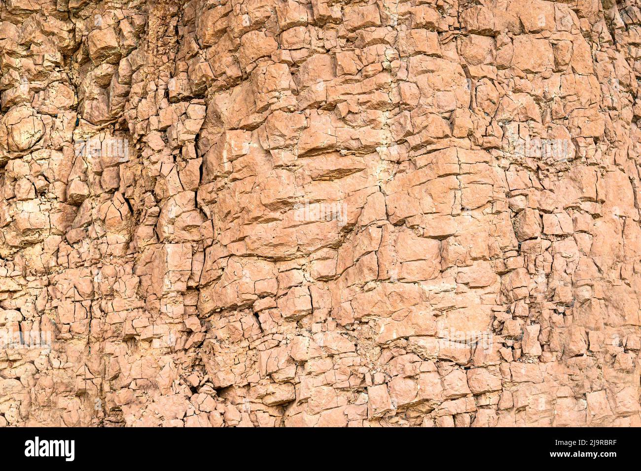 Montagna cracked terra parete sfondo. Texture, natura Foto Stock