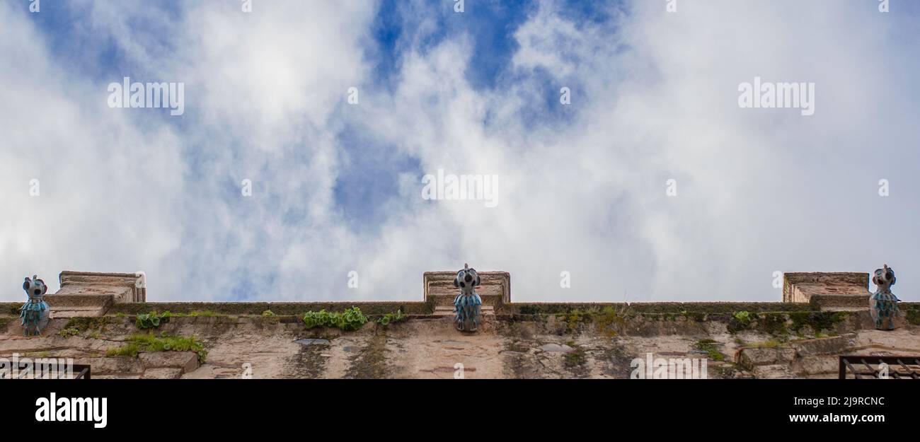 Grondole di porcellana del Palazzo di Weathervanes, quartiere storico di Caceres, Estremadura, Spagna Foto Stock