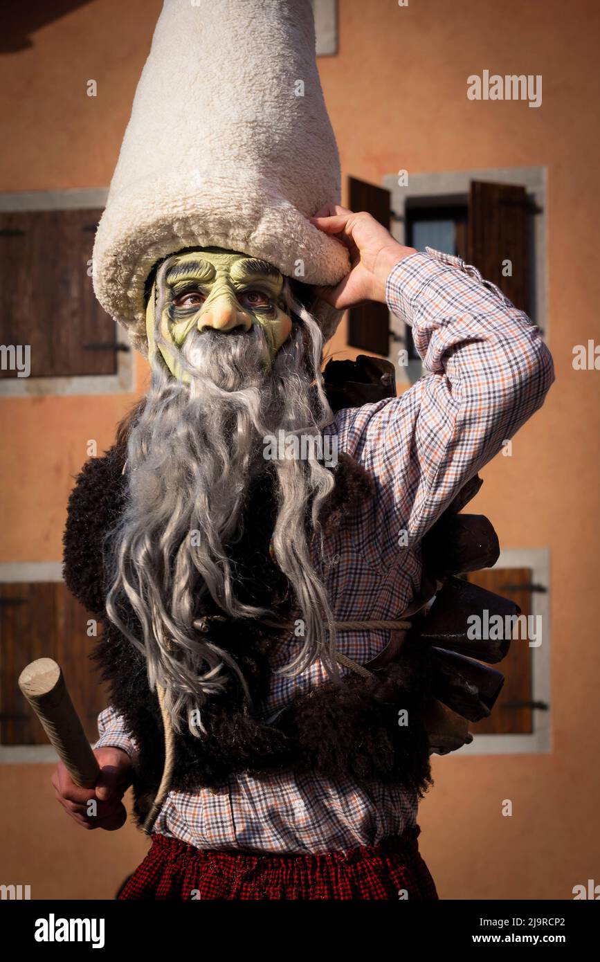 Ritratto di un uomo non identificato che indossa un costume pagano alla sfilata di carnevale di Pust. San Pietro al Natisone, Udine, Friuli Venezia Giulia, Italia. Foto Stock