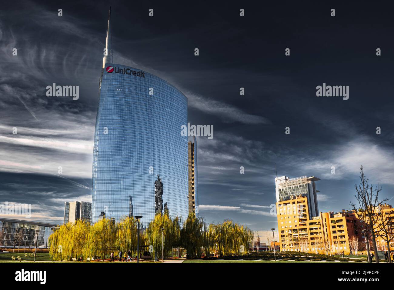 Il grattacielo della banca UniCredit si staglia contro un bel cielo. Architettura moderna a Milano. Foto Stock