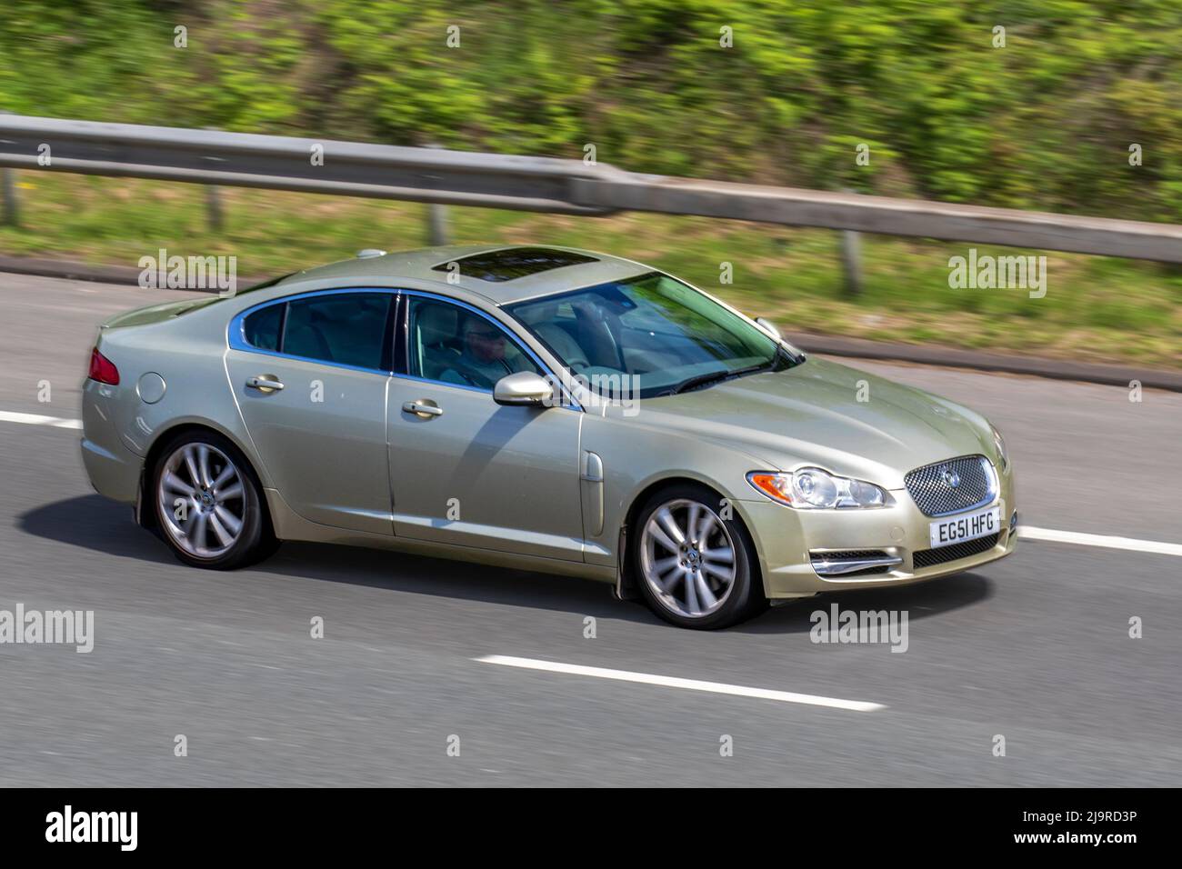 2009 Gold British Jaguar XF S Premium Luxury V6 A D S V6 275 auto 2993cc berlina diesel Foto Stock