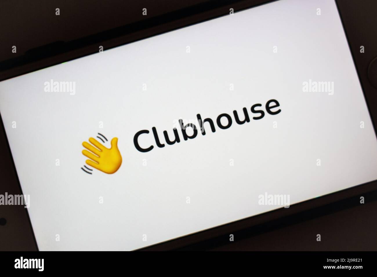 Kumamoto, GIAPPONE - Feb 3 2021 : Clubhouse app logo su iPhone. Clubhouse è un'app SNS di chat audio solo su invito lanciata nel 2020 da Alpha Exploration Foto Stock