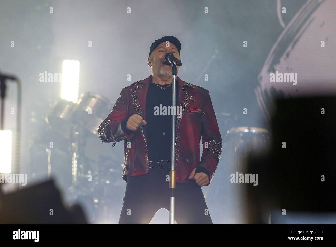 MILANO, ITALIA - 24 MAGGIO 2022. Vasco Rossi si esibisce dal vivo sul palco per il suo tour "Vasco Live 2022" il 24 maggio 2022 a Ippodromo Snai la Maura Credit: Massimiliano Ferraro/Medialys Images/Alamy Live News Foto Stock