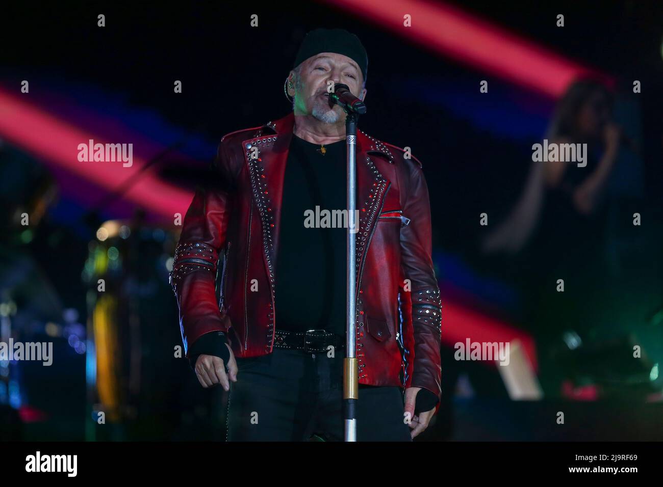 MILANO, ITALIA - 24 MAGGIO 2022. Vasco Rossi si esibisce dal vivo sul palco per il suo tour "Vasco Live 2022" il 24 maggio 2022 a Ippodromo Snai la Maura Credit: Massimiliano Ferraro/Medialys Images/Alamy Live News Foto Stock