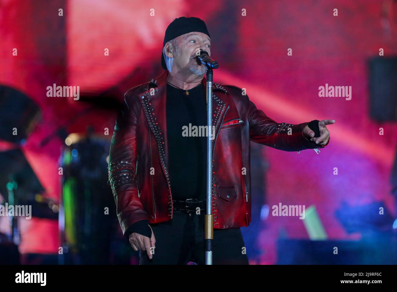 MILANO, ITALIA - 24 MAGGIO 2022. Vasco Rossi si esibisce dal vivo sul palco per il suo tour "Vasco Live 2022" il 24 maggio 2022 a Ippodromo Snai la Maura Credit: Massimiliano Ferraro/Medialys Images/Alamy Live News Foto Stock