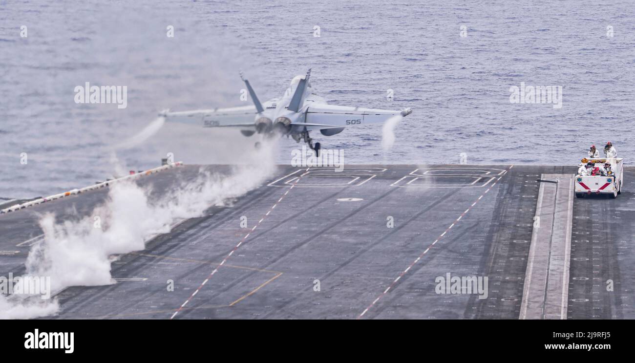 220522-N-LY692-1031 OCEANO PACIFICO (22 maggio 2022) un e/A-18G Growler, dal “Cougars” di Electronic Attack Squadron (VAQ) 139, lancia dal ponte di volo della portaerei USS Nimitz (CVN 68). Nimitz è in corso nell'area operativa della flotta USA 3rd. (STATI UNITI Foto Navy di Mass Communication Specialist 3rd Classe Jared Mancuso) Foto Stock