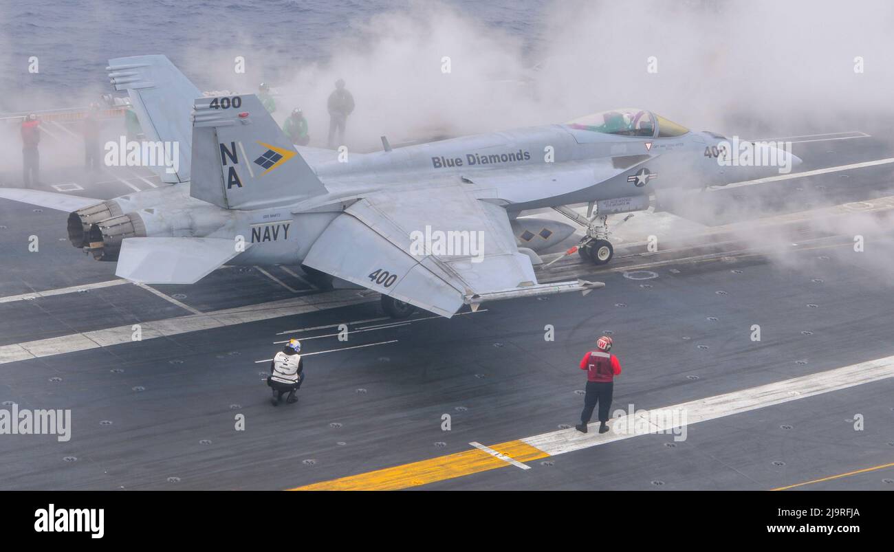 220522-N-LY692-1009 OCEANO PACIFICO (22 maggio 2022) un F/A-18E Super Hornet, dai "Blue Diamonds" di Strike Fighter Squadron (VFA) 146, si prepara al lancio dal ponte di volo della portaerei USS Nimitz (CVN 68). Nimitz è in corso nell'area operativa della flotta USA 3rd. (STATI UNITI Foto Navy di Mass Communication Specialist 3rd Classe Jared Mancuso) Foto Stock