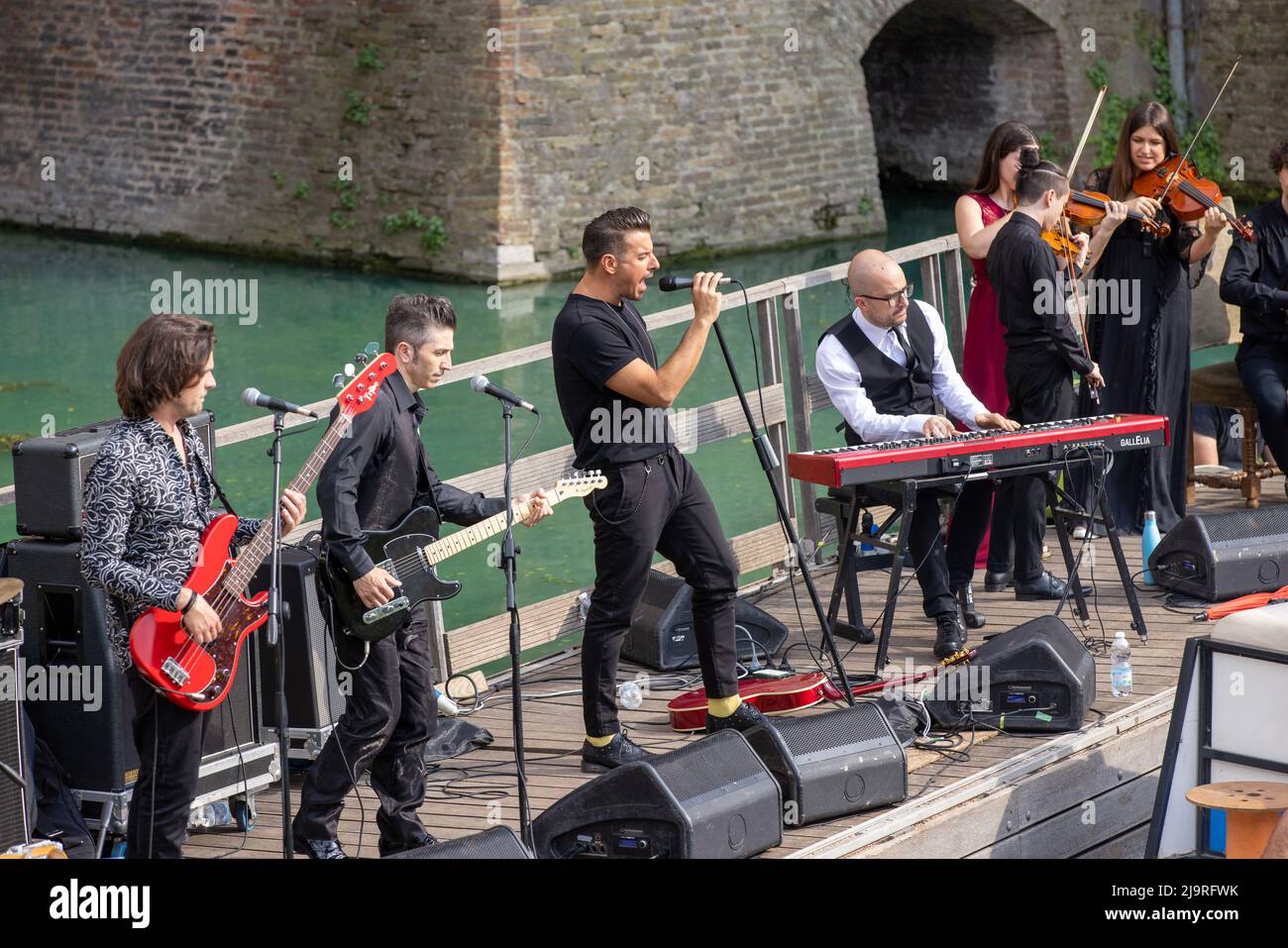Ferrara, 24 maggio 2022. Il nuovo video musicale di Francesco Gabbani è stato realizzato nel fossato dell'antico castello estense a Ferrara, Italia. Credit: Filippo Rubin / Alamy Live News Foto Stock