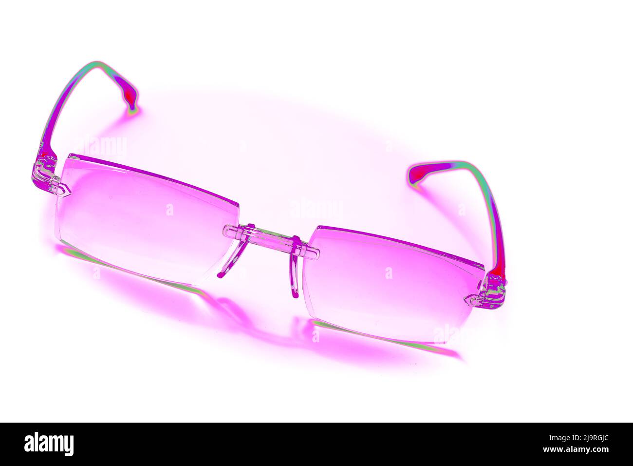Occhiali rosa neon viola per migliorare la trance visiva. Isolato Foto Stock