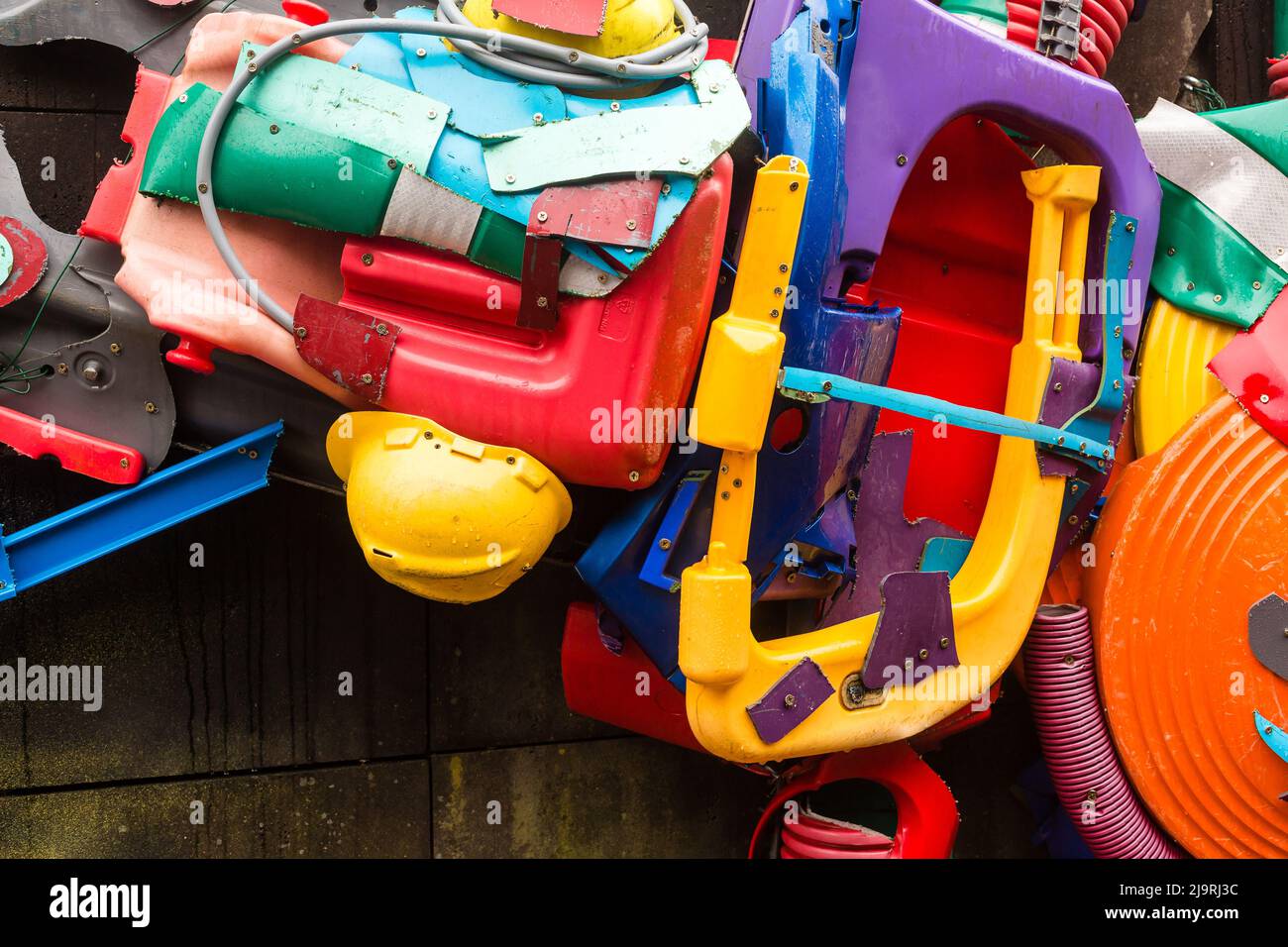Bambola colorata di Bettles fatta di rifiuti di plastica riciclata. Foto Stock