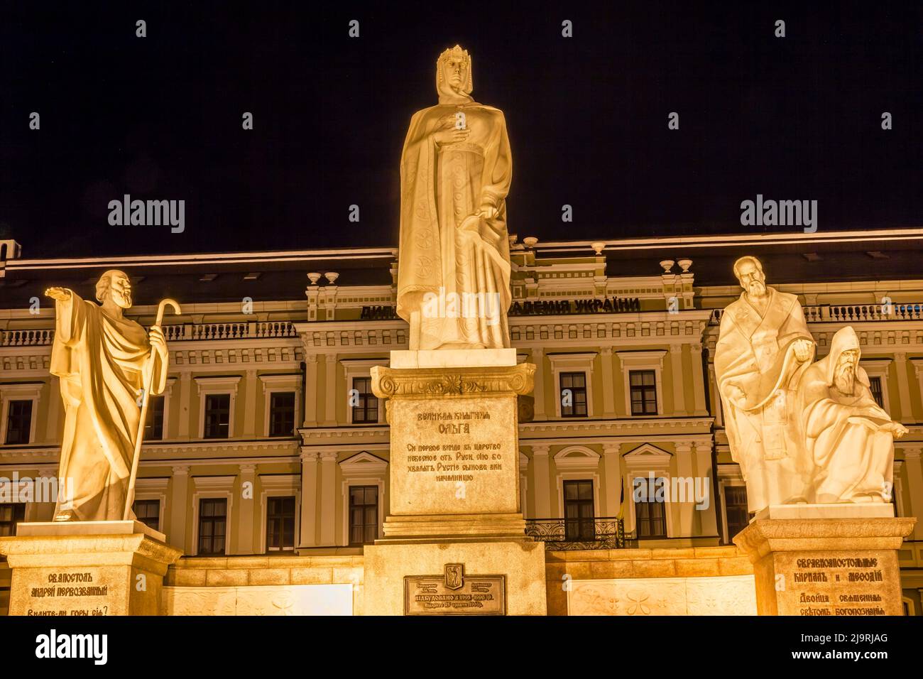 Statua di fronte alla Cattedrale di San Michele. Olga fu regina nel 900 e primo Ruler russo ad accettare il cristianesimo. Foto Stock