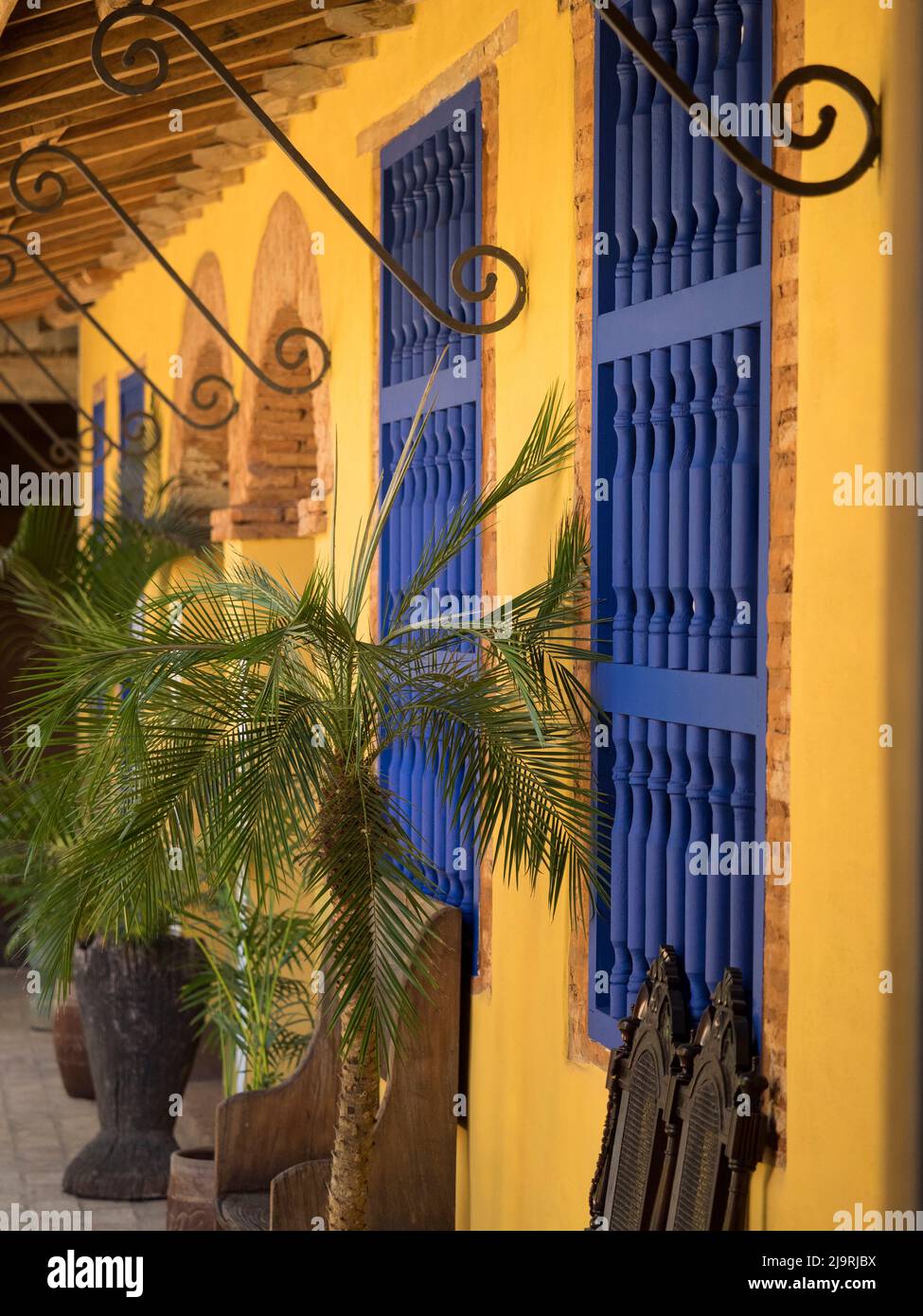 Cuba, Trinidad, patrimonio mondiale dell'UNESCO, persiane blu nel cortile di Casa Particular, casa coloniale in stile spagnolo. (PR) Foto Stock