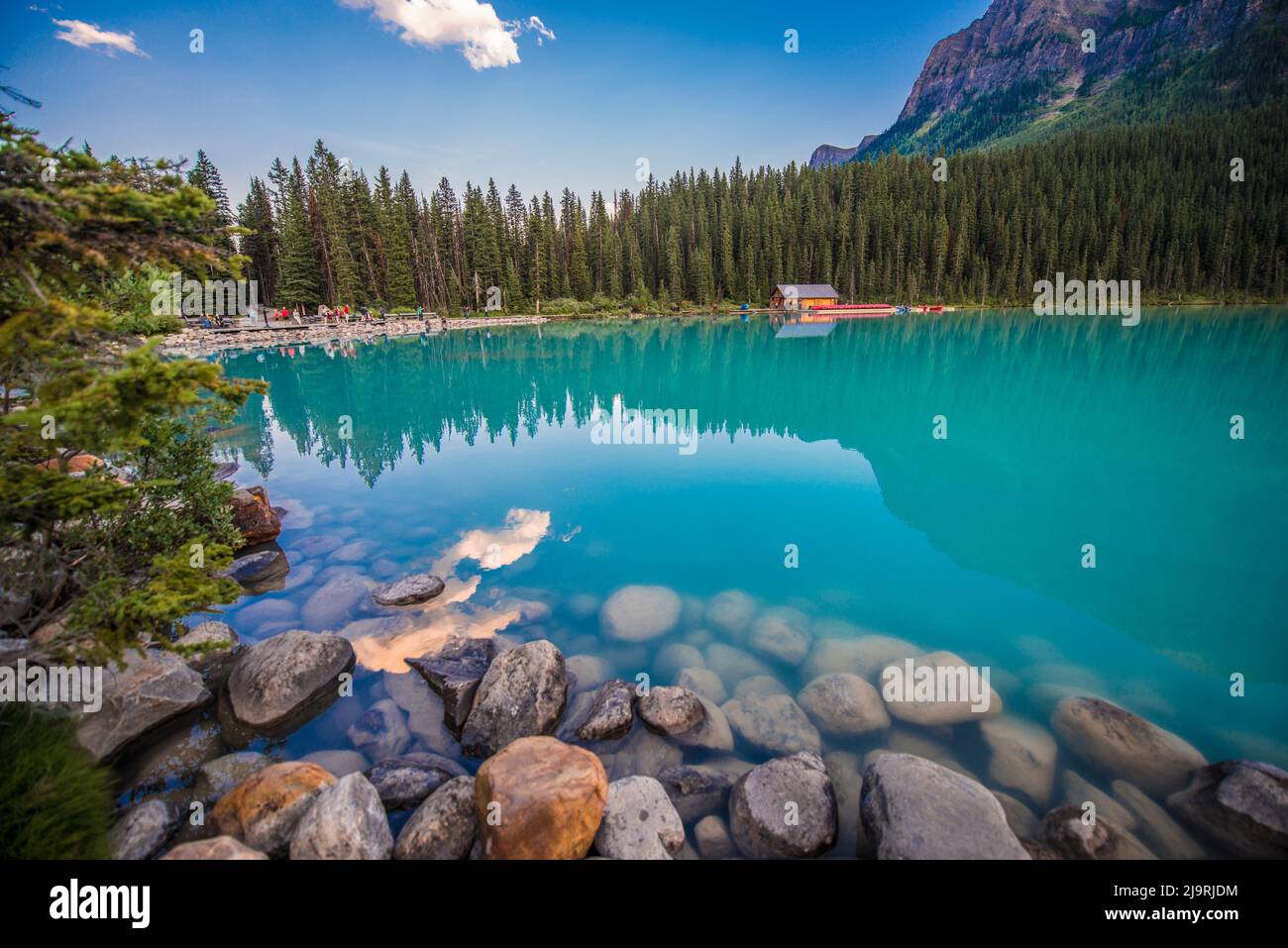 Foto ad angolo basso del lago Louise a Banff, Canada Foto Stock