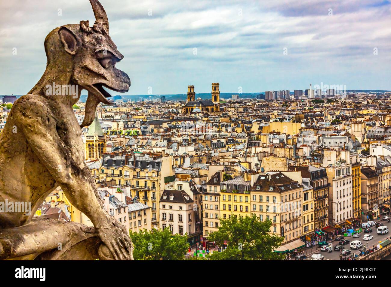 Gargoyle, Notre Dame, Parigi, Francia. Il Gargoyle viene utilizzato come beccuccio per scaricare l'acqua dal tetto. (Solo per uso editoriale) Foto Stock