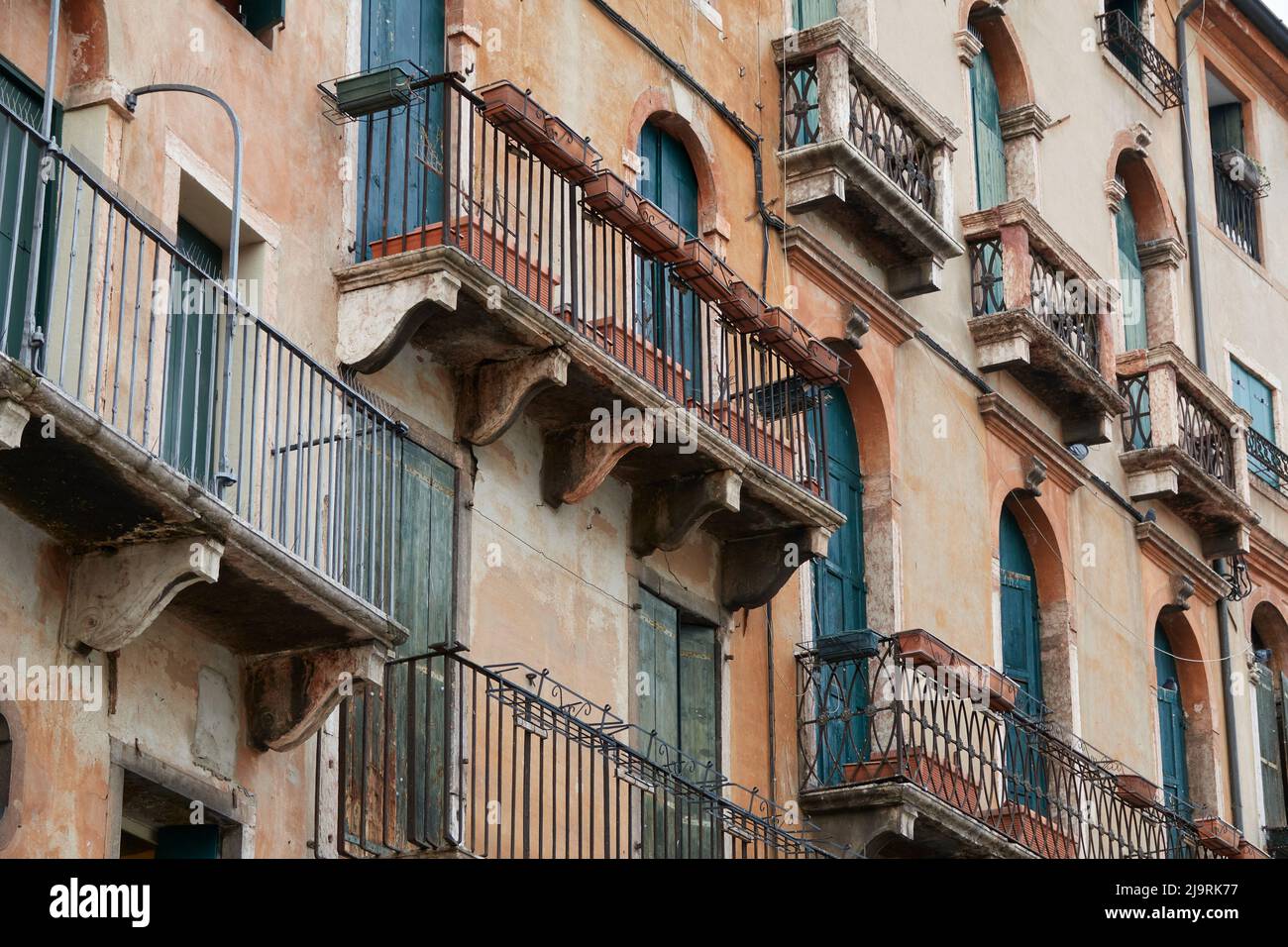 Facciata del vecchio edificio europeo con finestre e balconi Foto Stock