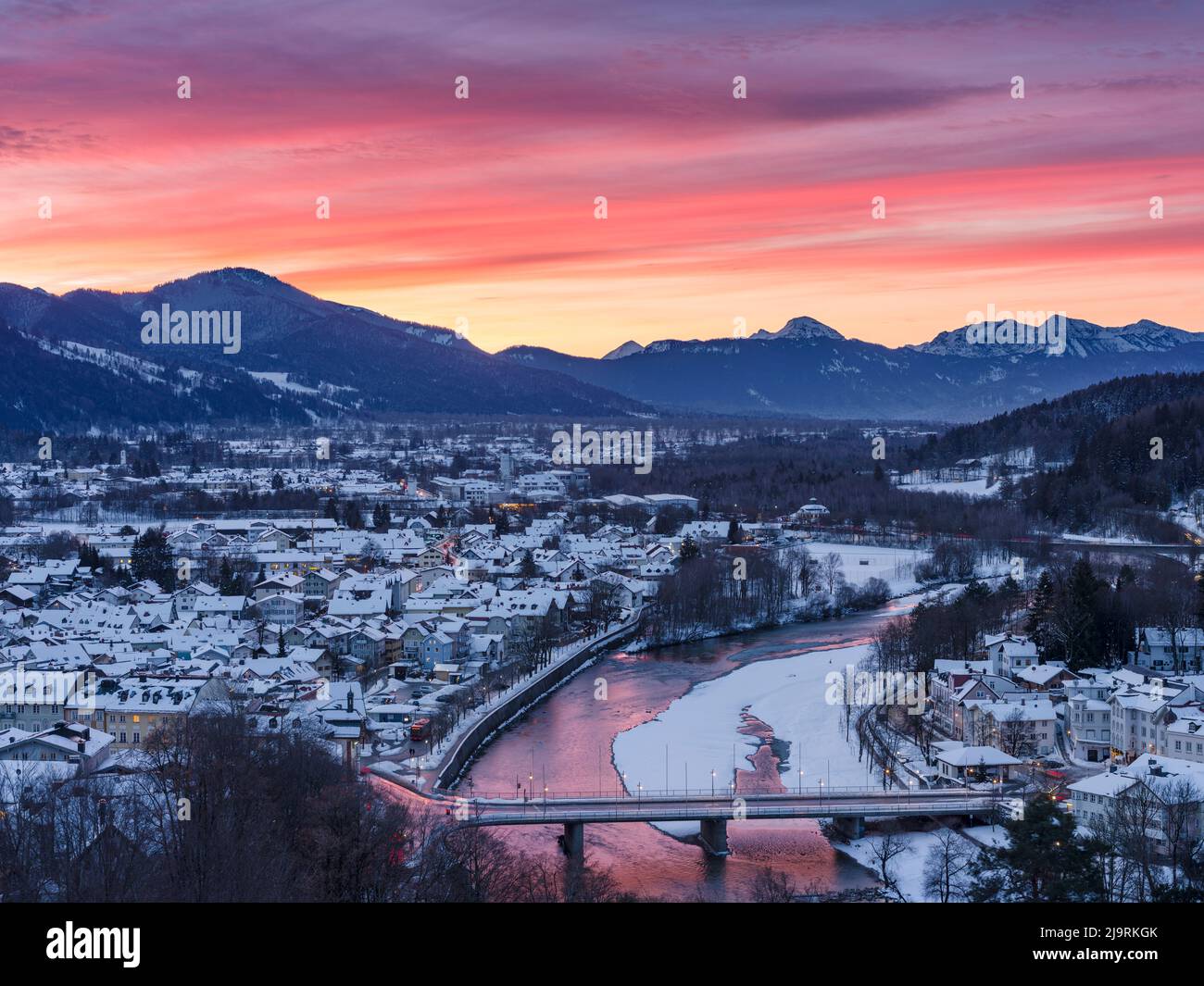 Bad Tolz durante l'inverno, alba. Germania, Baviera Foto Stock