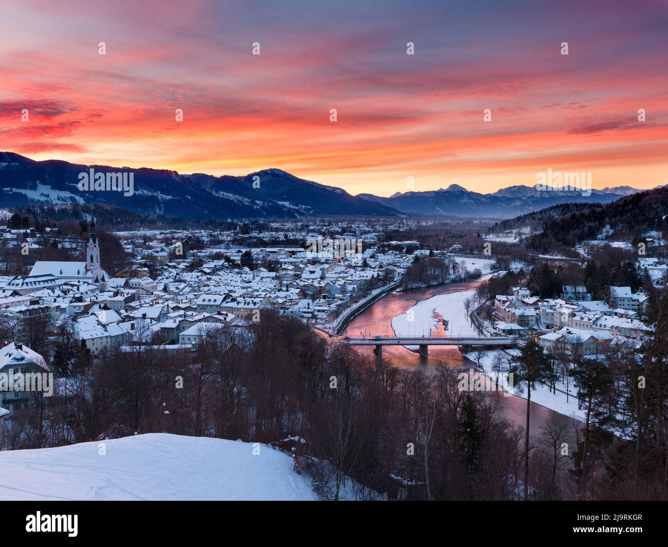 Bad Tolz durante l'inverno, alba. Germania, Baviera Foto Stock