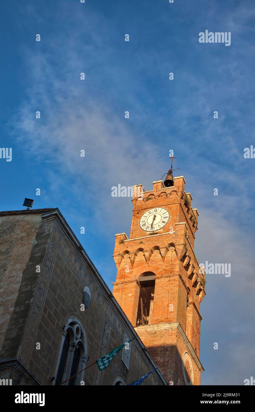 Italia, Toscana, Pienza. La torre dell'orologio del municipio nella città di Pienza. Foto Stock