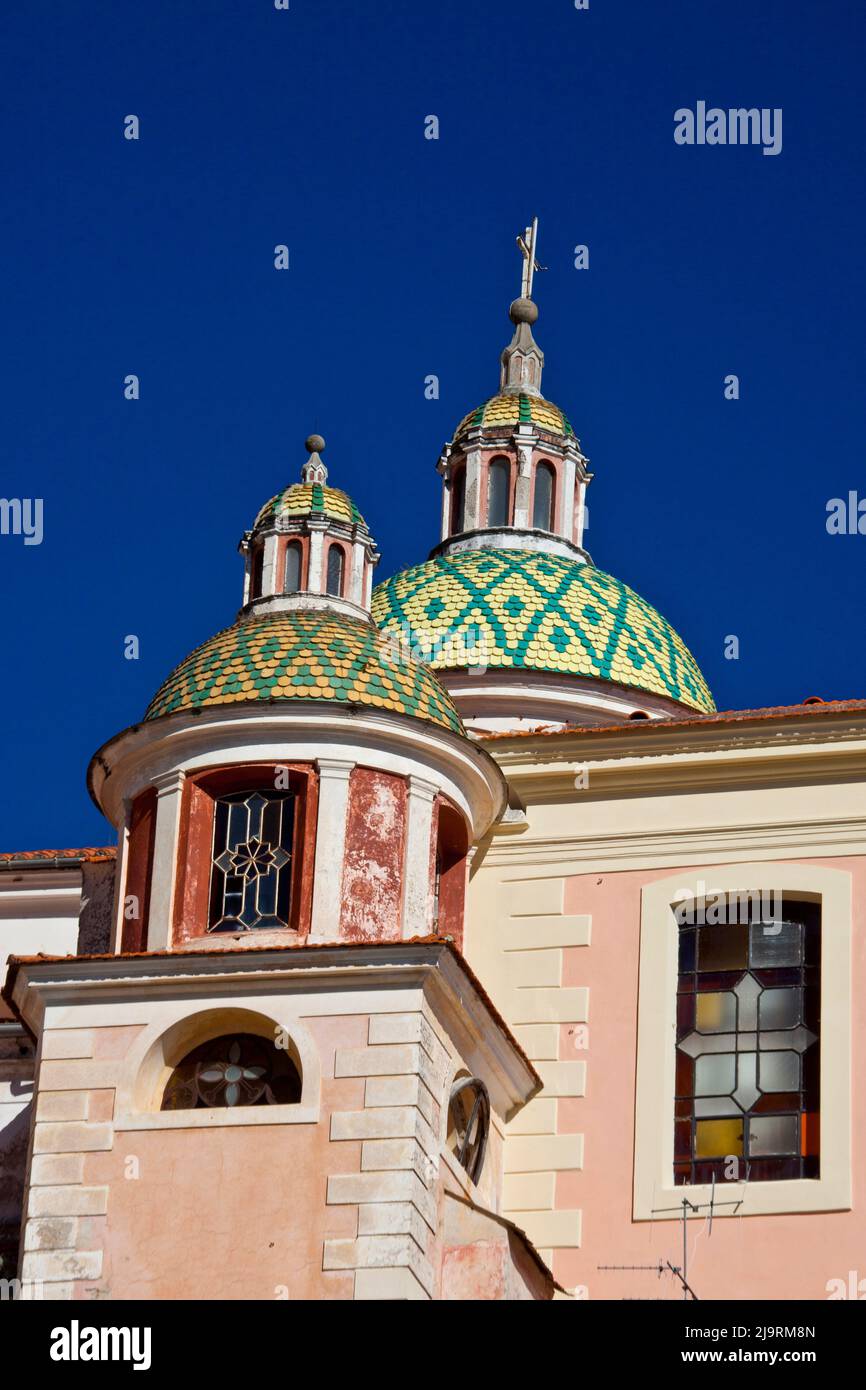 Italia, Campania, Atrani, Costiera Amalfitana. Si tratta della cupola e del campanile della chiesa di Santa Maria. Foto Stock