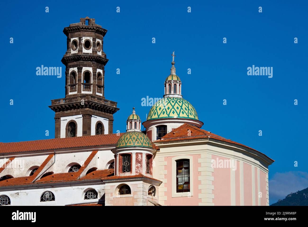 Italia, Campania, Atrani, Costiera Amalfitana. Si tratta della cupola e del campanile della chiesa di Santa Maria. Foto Stock