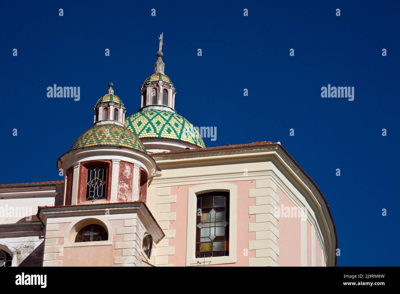 Italia, Campania, Atrani, Costiera Amalfitana. Si tratta della cupola e del campanile della chiesa di Santa Maria. Foto Stock