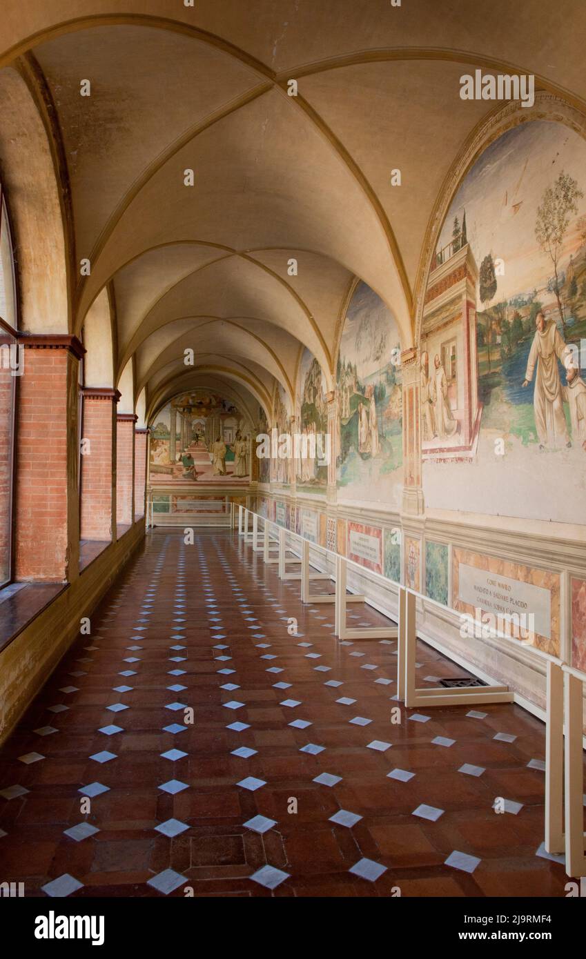 Italia, Toscana. Abbazia di Monte Oliveto maggiore, uno dei monasteri rurali della Toscana. Uno dei corridoi con affreschi rinascimentali. Foto Stock