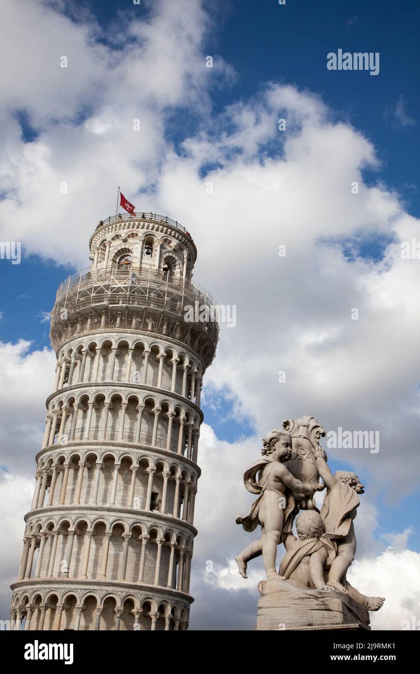 Italia, Toscana, Pisa. La Torre Pendente di Pisa e la Fontana con gli Angeli in Piazza dei Miracoli. Foto Stock