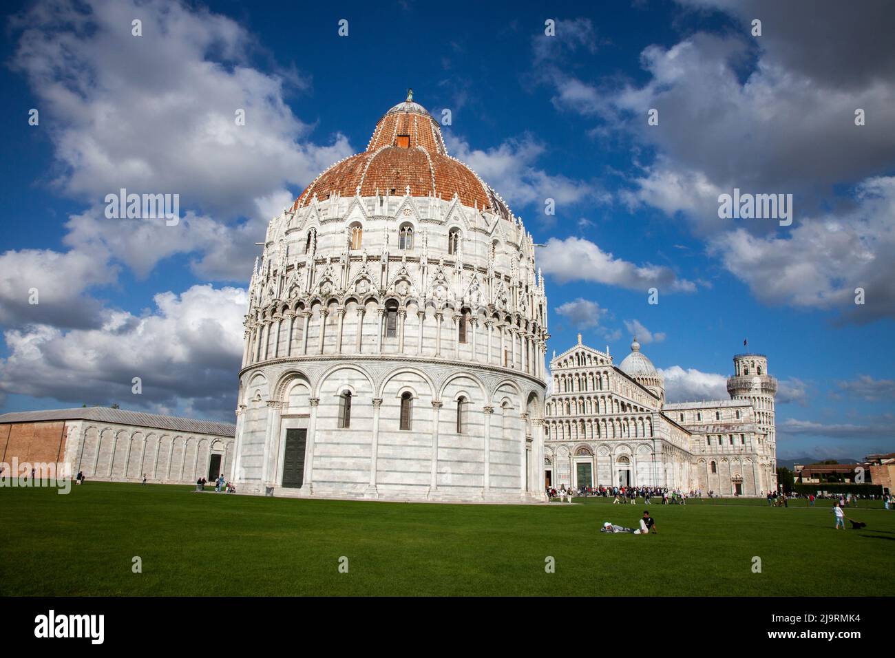 Italia, Toscana, Pisa. Colonne e statue in marmo decorano il Battistero del 12th secolo, il Duomo e la Torre Pendente di Pisa in Piazza dei Miracol Foto Stock