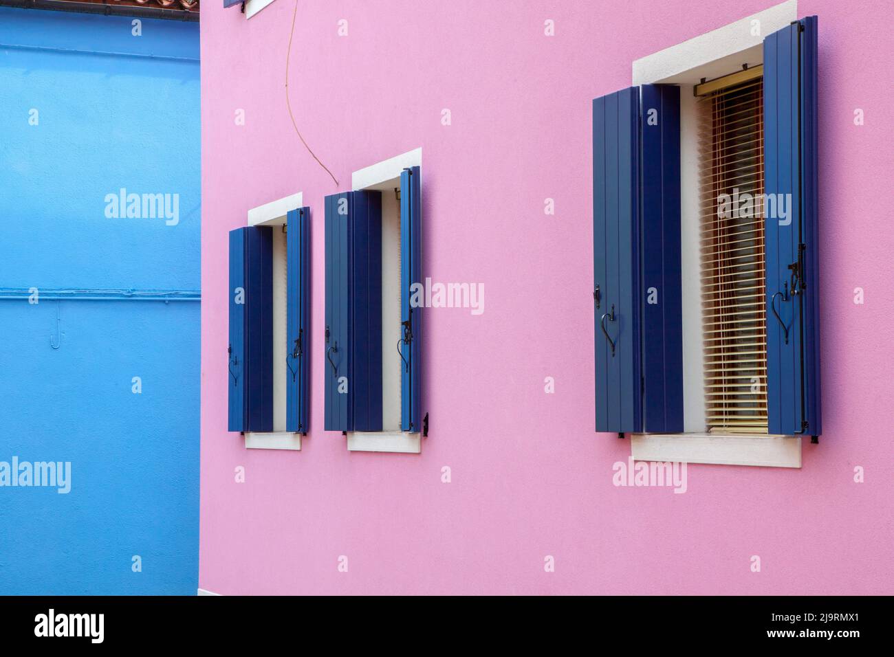 Italia, Venezia, Isola di Burano. Mura e persiane colorate nel quartiere di Burano. Foto Stock