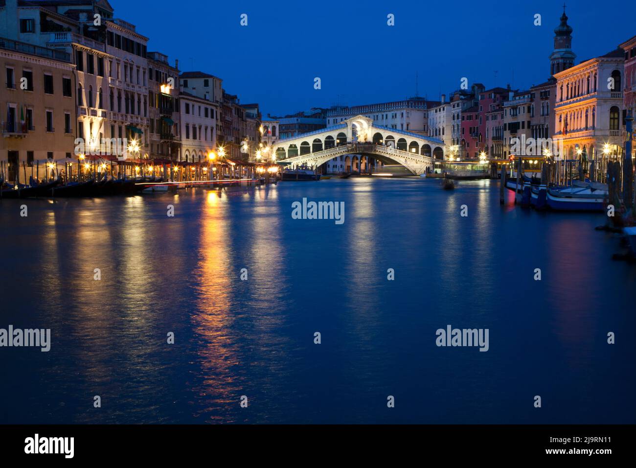 Italia, Venezia. L'iconico Ponte di Rialto di Venezia al crepuscolo. Foto Stock