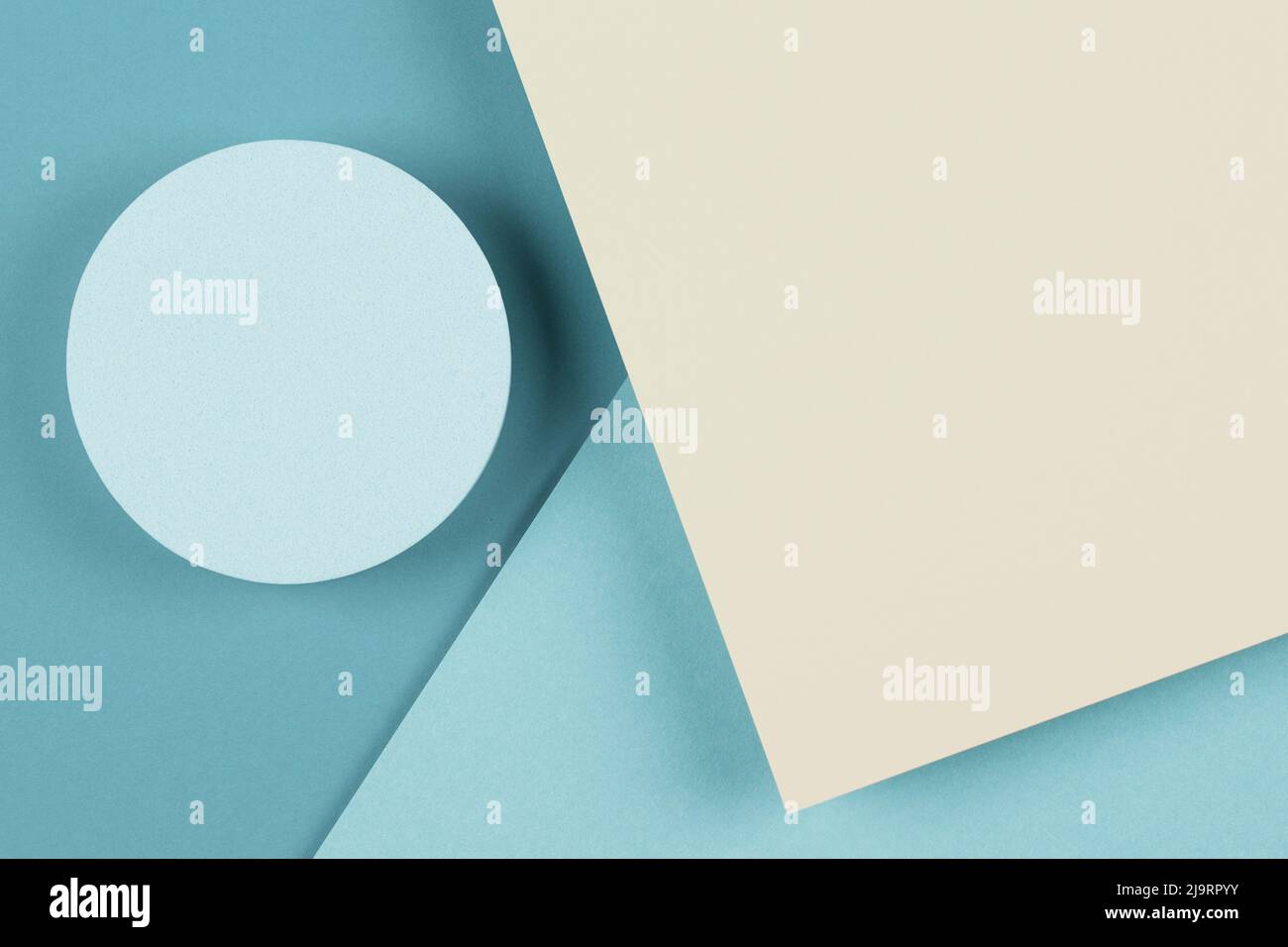 Podio rotondo geometrico a piattaforma rotonda per cosmetici prodotti di bellezza su sfondo di carta blu chiaro e beige pastello. Vista dall'alto Foto Stock