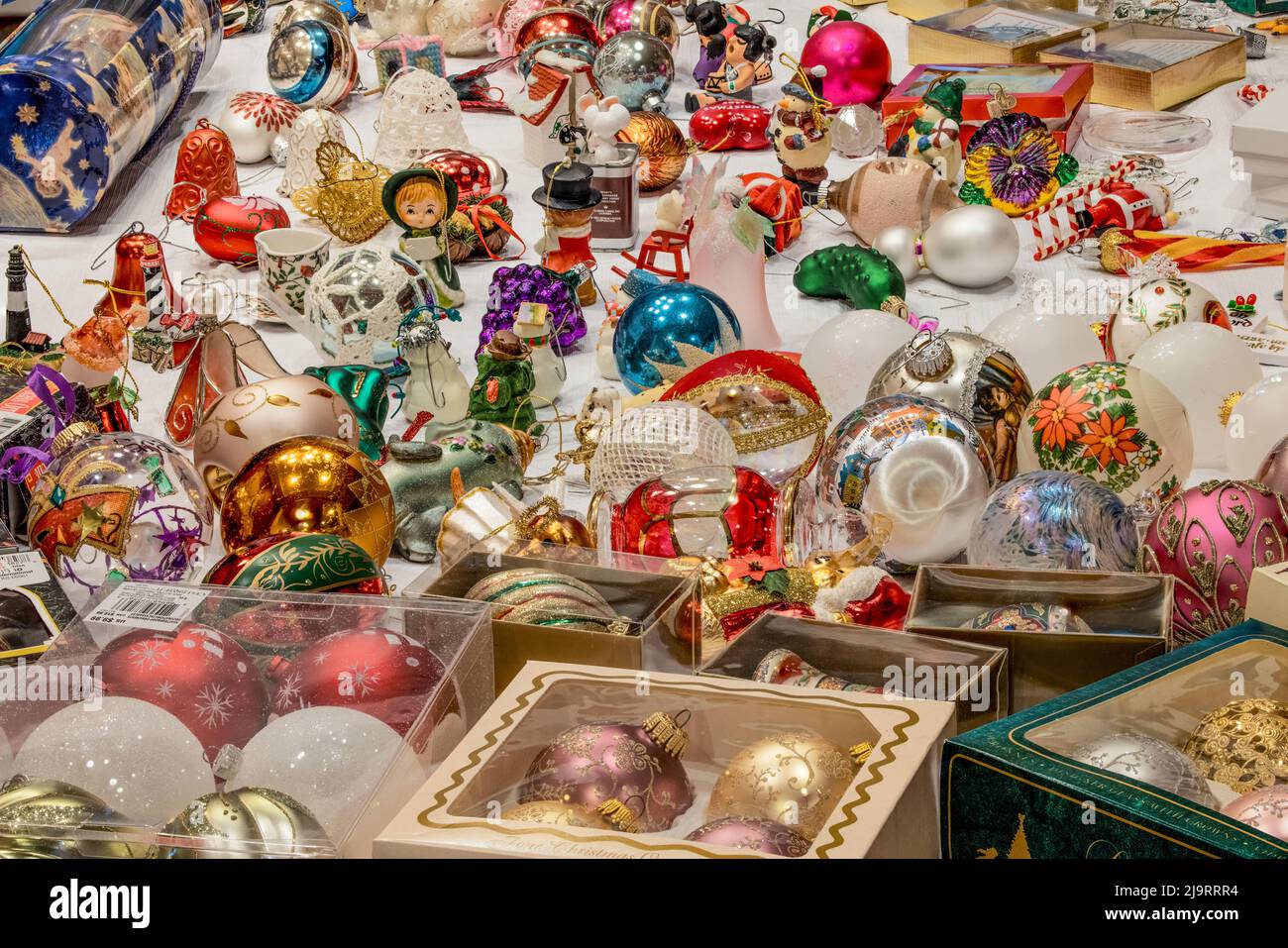 Decorazioni di Natale sul tavolo pronto per appendere sull'albero di Natale. Foto Stock