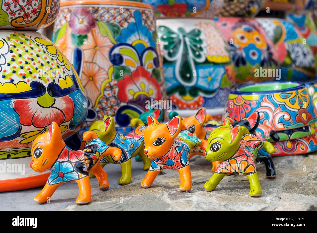Todos Santos, Messico. Gatti colorati in ceramica e altri articoli in vendita. Foto Stock