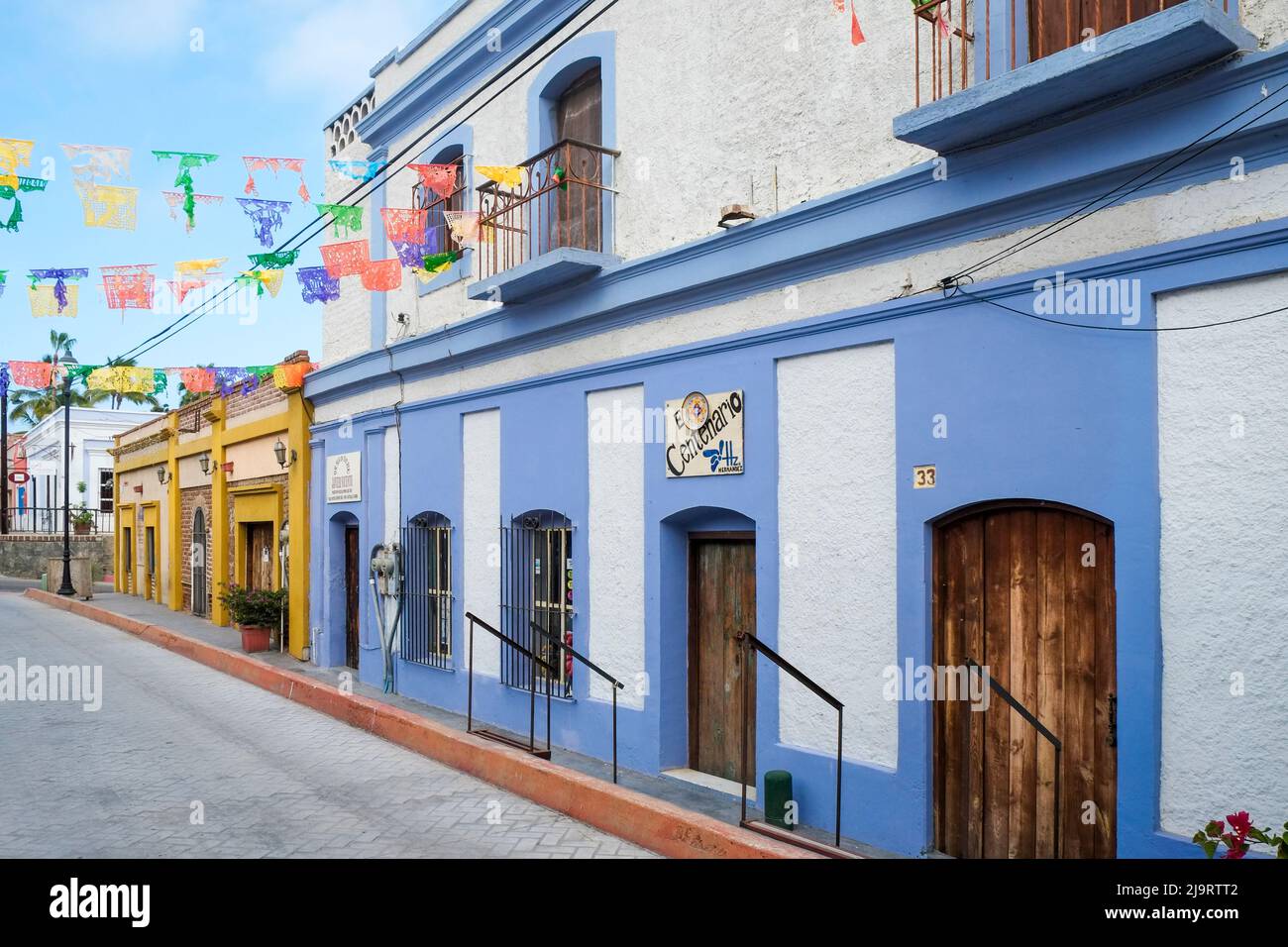 Todos Santos, Messico. Fila di negozi. Foto Stock