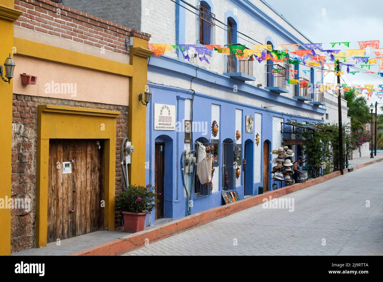 Todos Santos, Messico. Negozi lungo una strada. Foto Stock