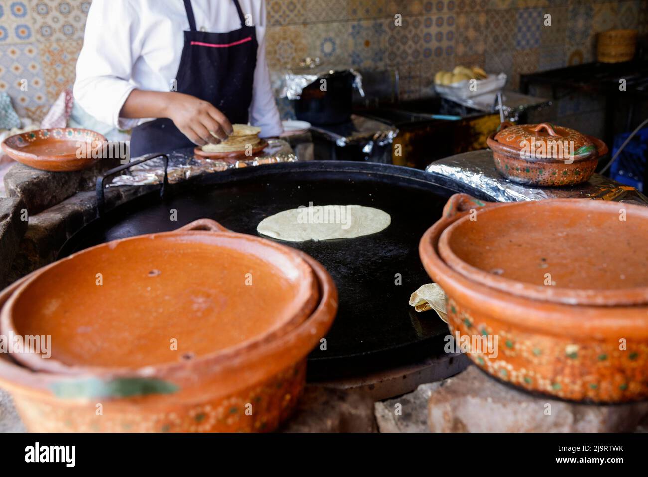 Cabo San Lucas, Messico. Primo piano di una tortilla in fase di cottura. Foto Stock
