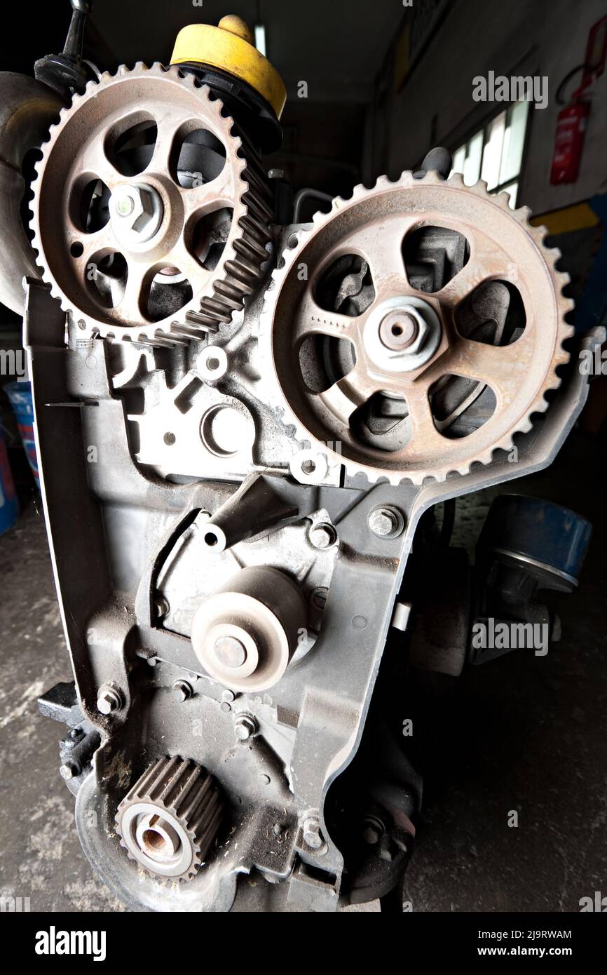 Motore per auto. Motore per auto moderno e potente in un garage. Foto Stock