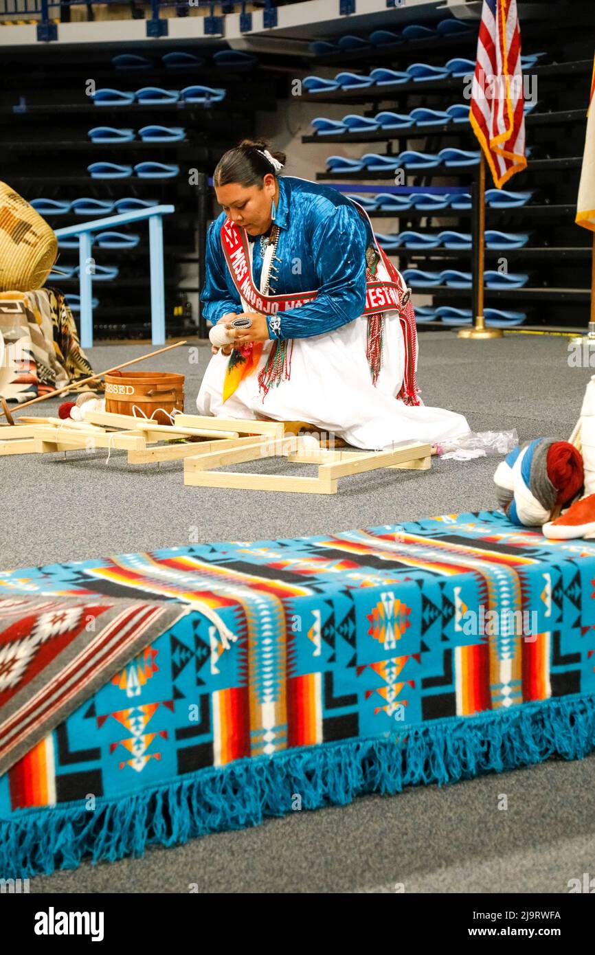 Window Rock, Arizona, Stati Uniti. Navajo Nation Fair. Donna che dimostra artigianato tradizionale. (Solo per uso editoriale) Foto Stock