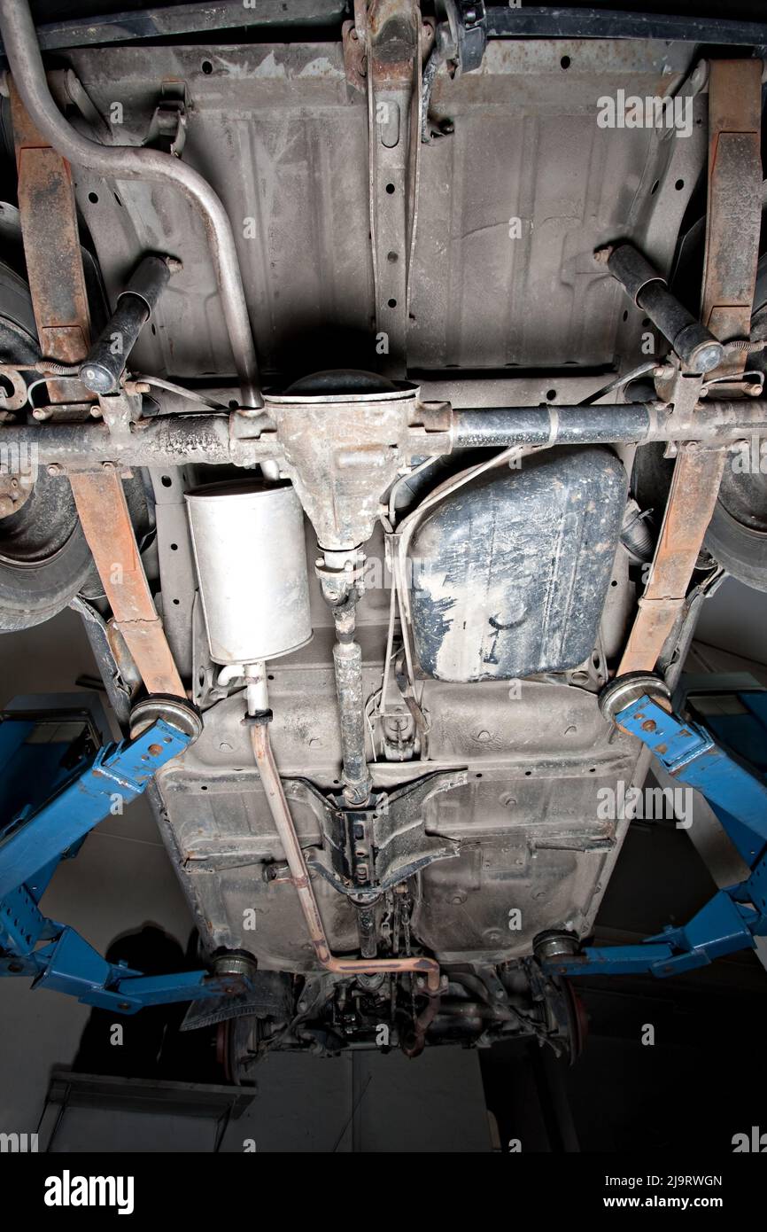 Auto sollevate su un ascensore in un garage Foto Stock