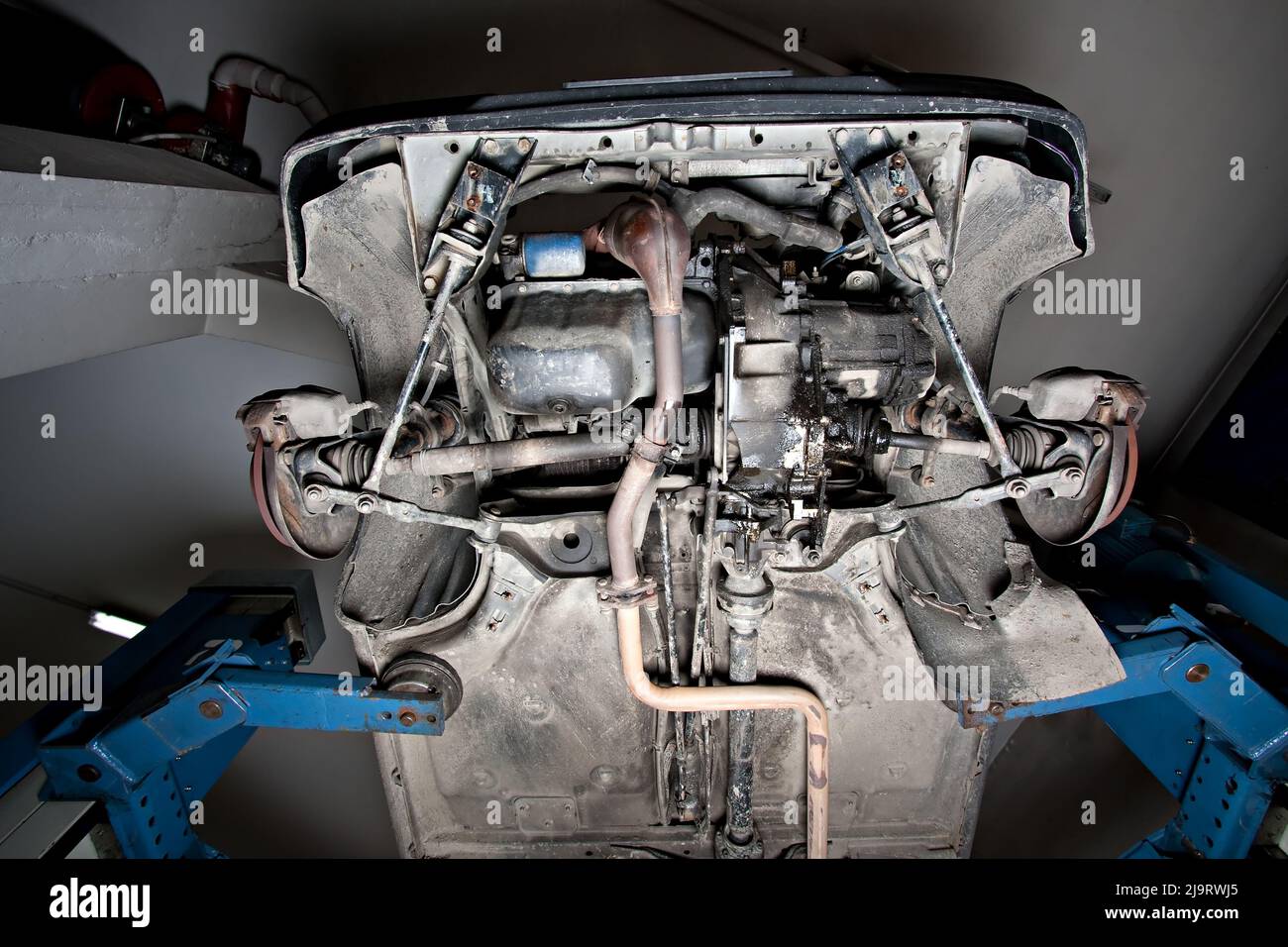 Auto sollevate su un ascensore in un garage Foto Stock