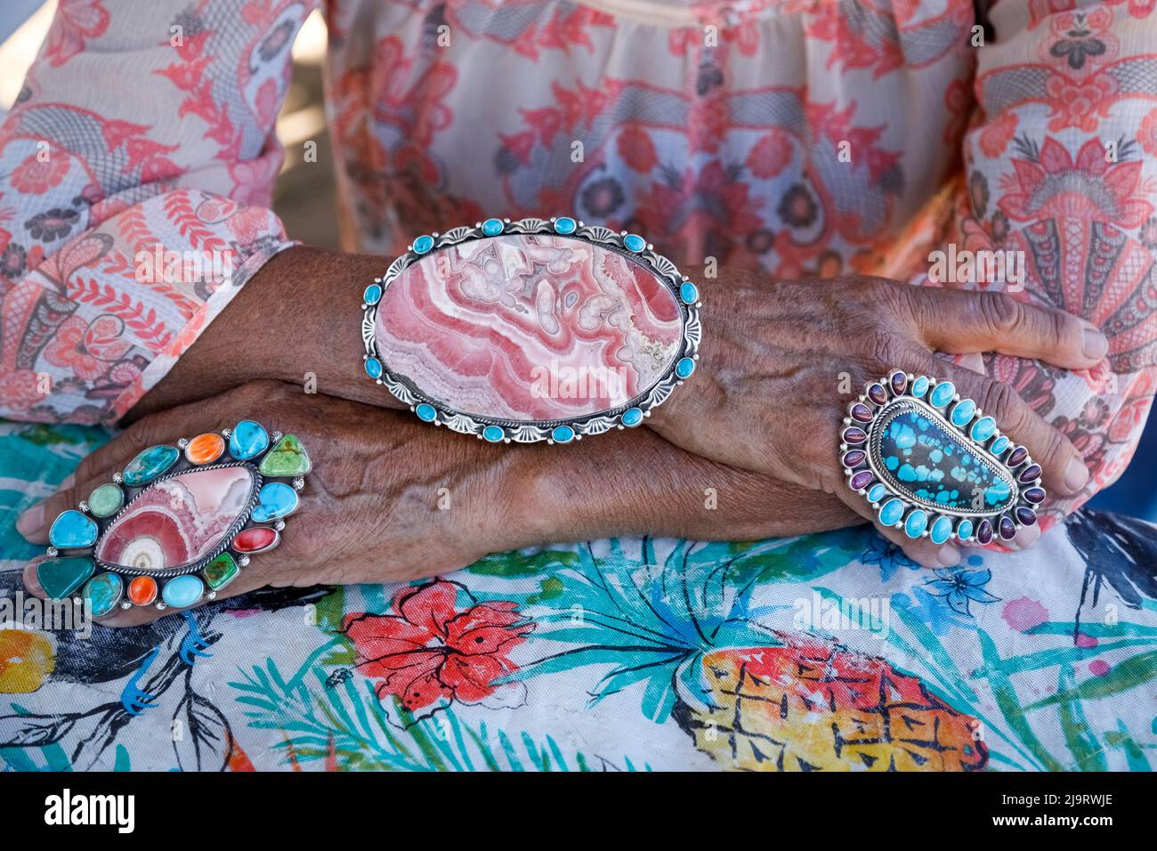 Window Rock, Arizona, Stati Uniti. Navajo Nation Fair. Navajo Nation. Primo piano di una donna che indossa gioielli in argento, turchese e roccia lucida. Foto Stock