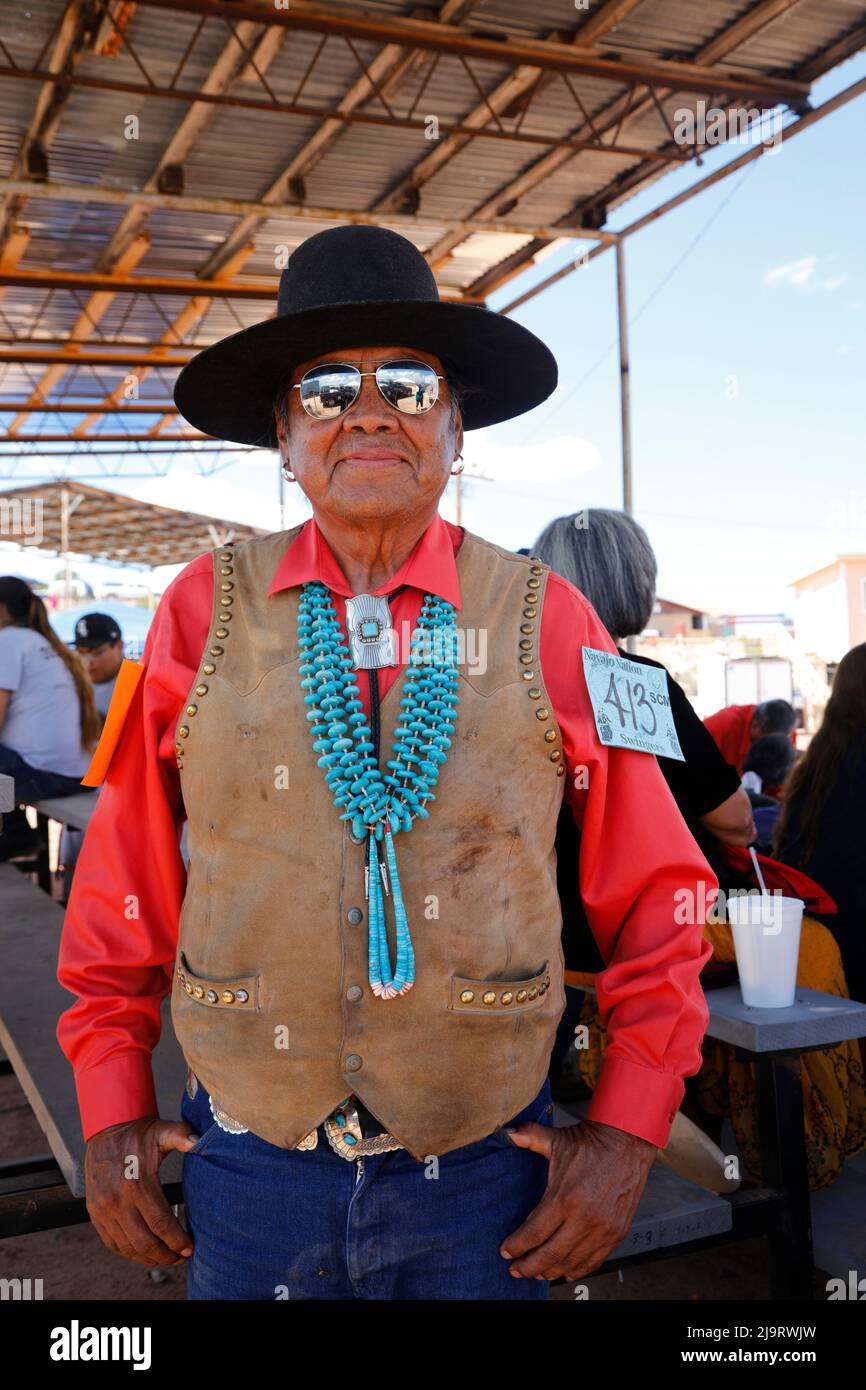 Window Rock, Arizona, Stati Uniti. Navajo Nation Fair. Uomo nativo americano che indossa una collana turchese e un gilet in pelle. (Solo per uso editoriale) Foto Stock