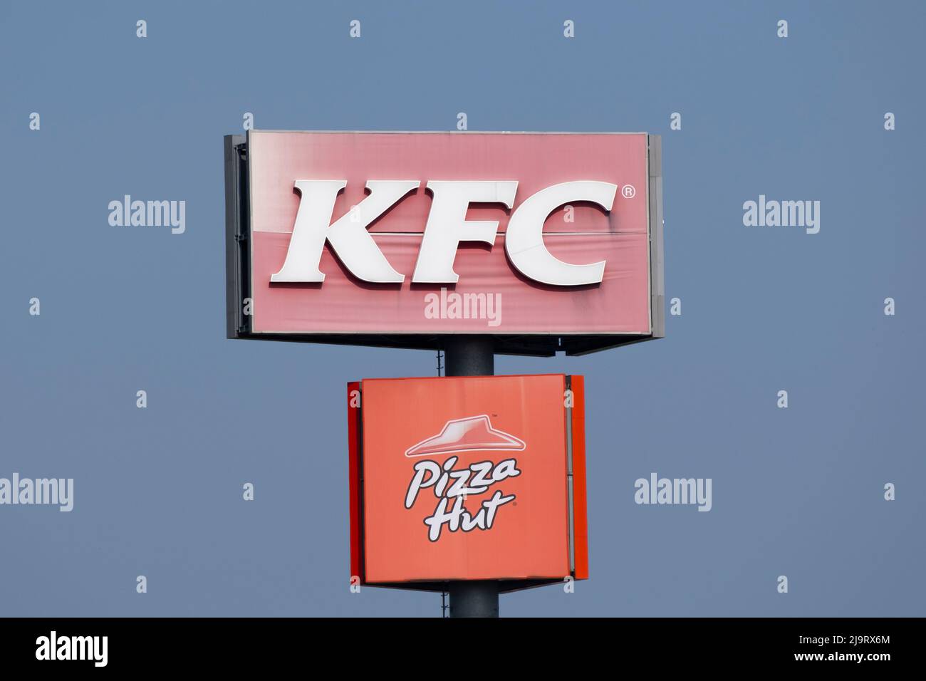 Insegna e logo di KFC, Pizza Hut, Carlass e EnBW Foto Stock