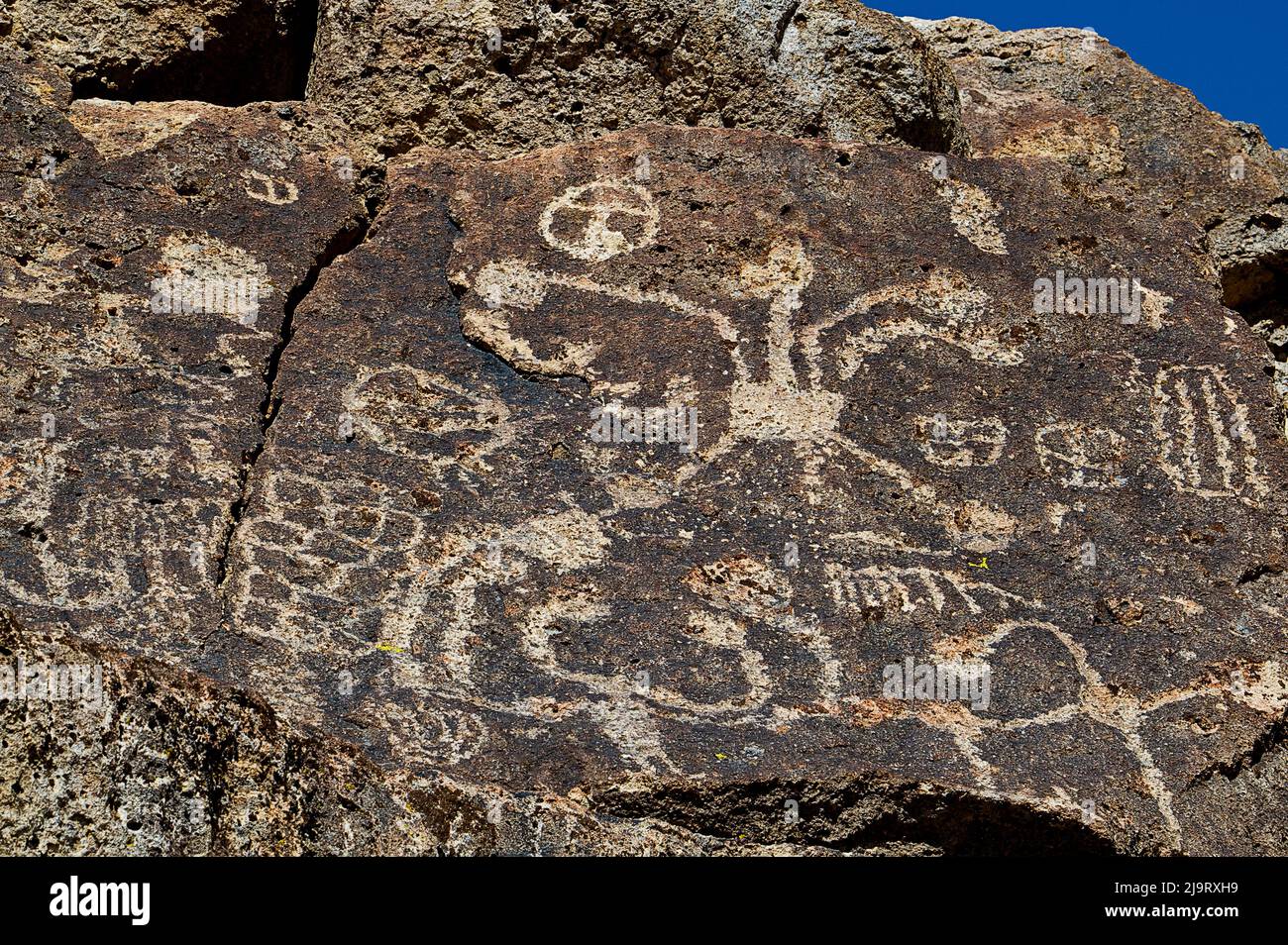 USA, California, Contea di Mono. Petroglifi nativi americani su roccia vulcanica. Foto Stock