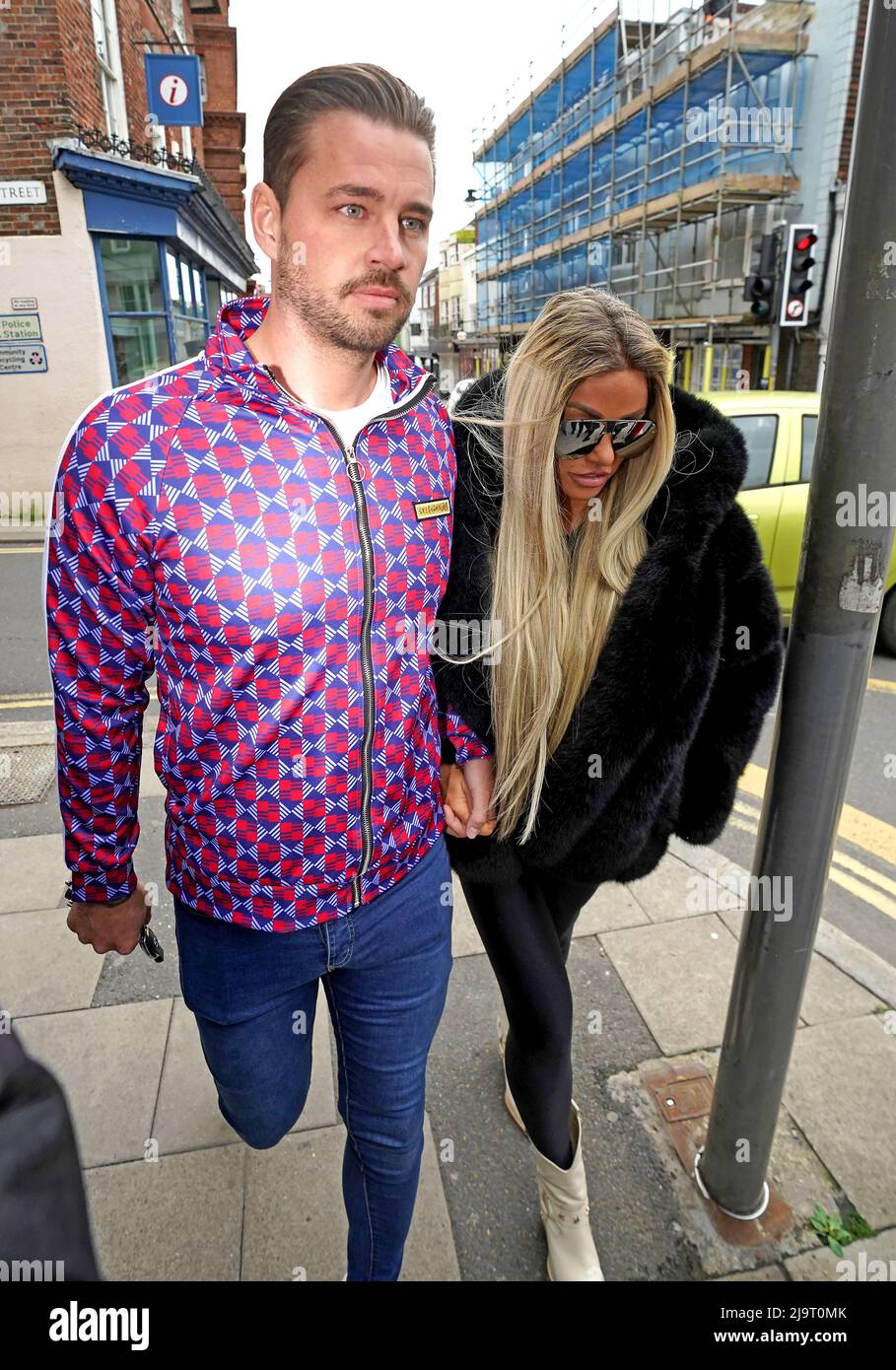 Katie Price al fianco del fidanzato Carl Woods arriva a Lewes Crown Court, West Sussex, dove sta comparendo con l'accusa di violazione di un ordine restrittivo. Data foto: Mercoledì 25 maggio 2022. Foto Stock