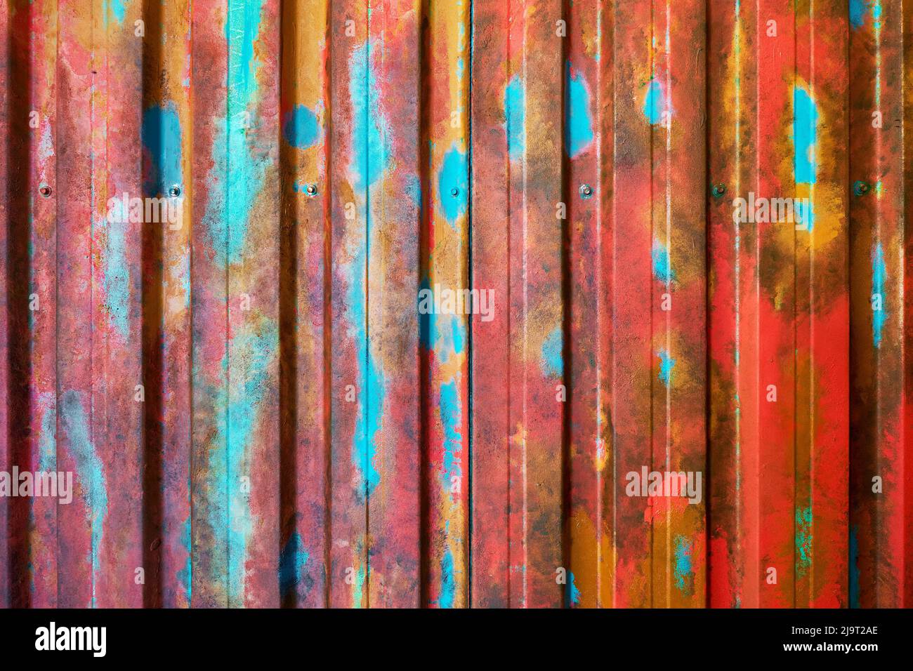 Struttura a parete in acciaio zincato a grunge multicolore. Struttura del contenitore senza cuciture con pannello e rivetti in metallo ondulato. Foto Stock